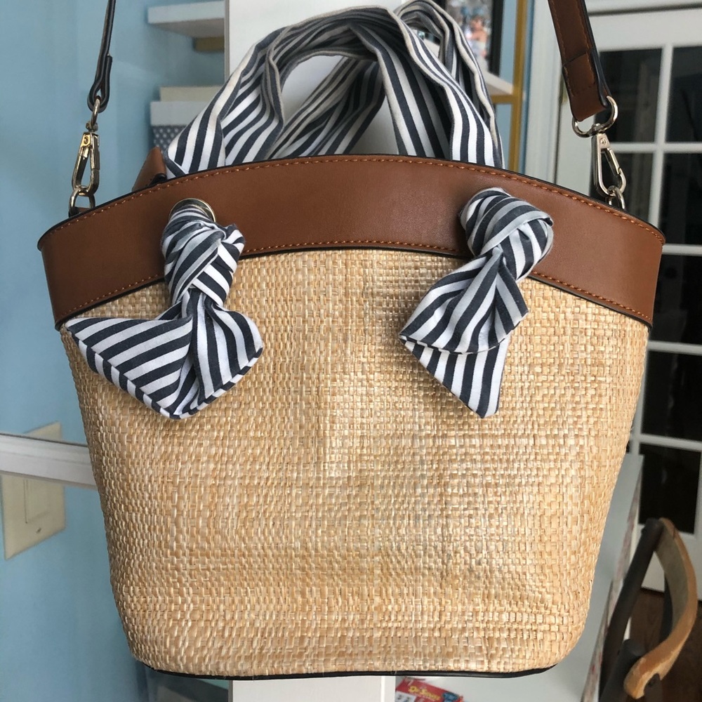 Straw seersucker bucket bag